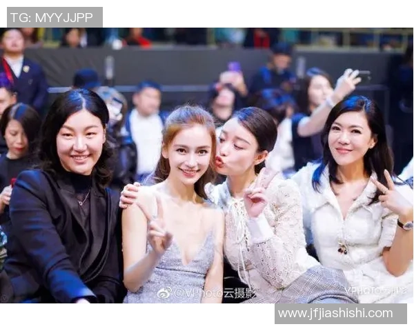 马云与足球明星亲密合影展现运动精神与友谊的精彩瞬间